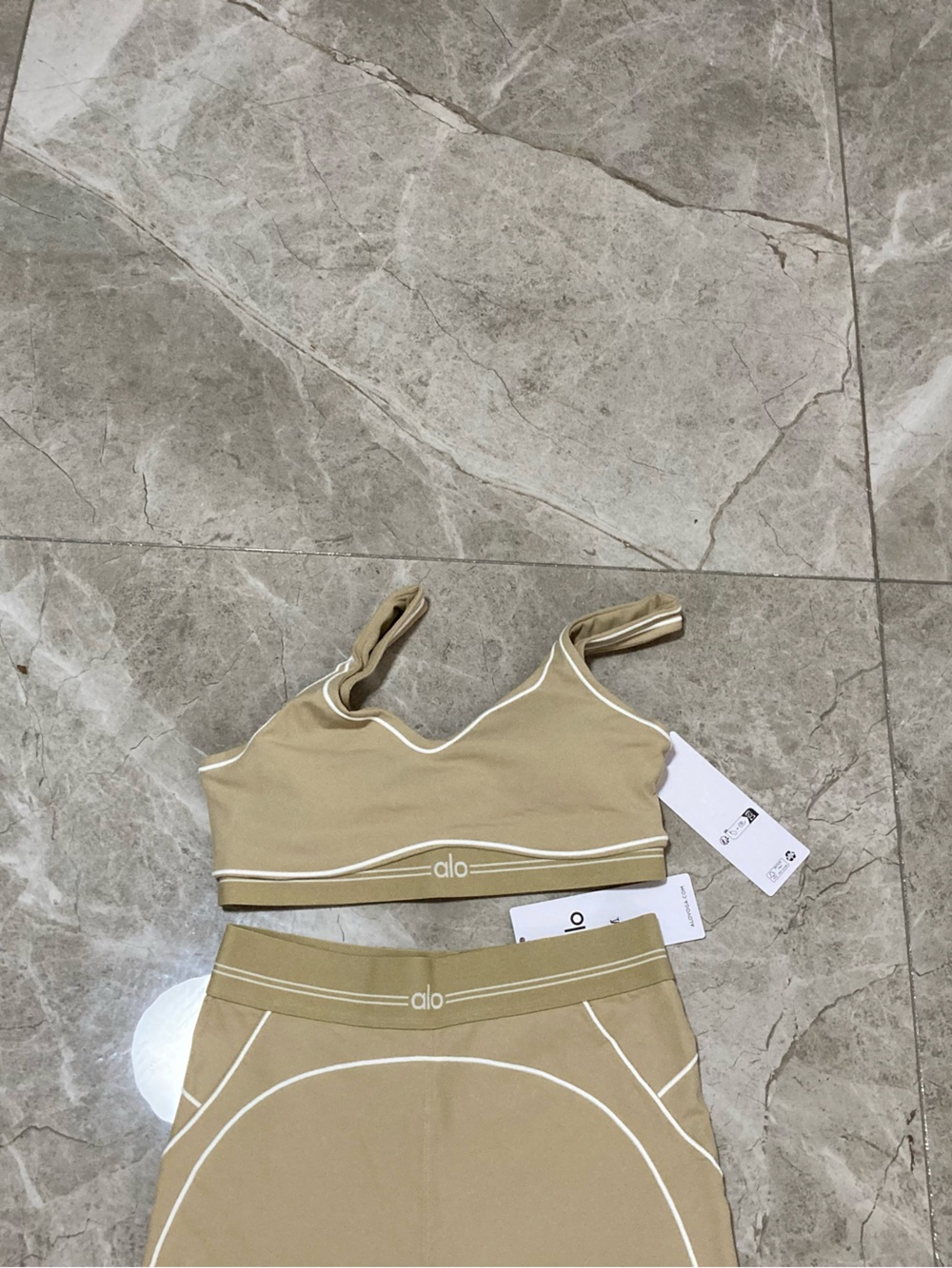 ALO Yoga momen’sTan Leggings and Crop Top Set with White Trim - Picture 4 of 5